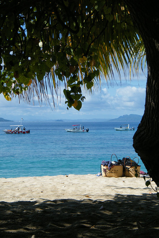 plage de tanikely avec des bateaux de centre de plongée
